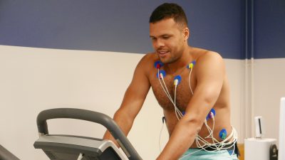 Jo-Wilfried Tsonga réalise un électrocardiogramme d'effort dans le cadre de son bilan cardiologique annuel.