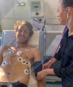 Réalisation d'un électrocardiogramme de repos à Lucas Pouille lors d'un bilan cardiologique.