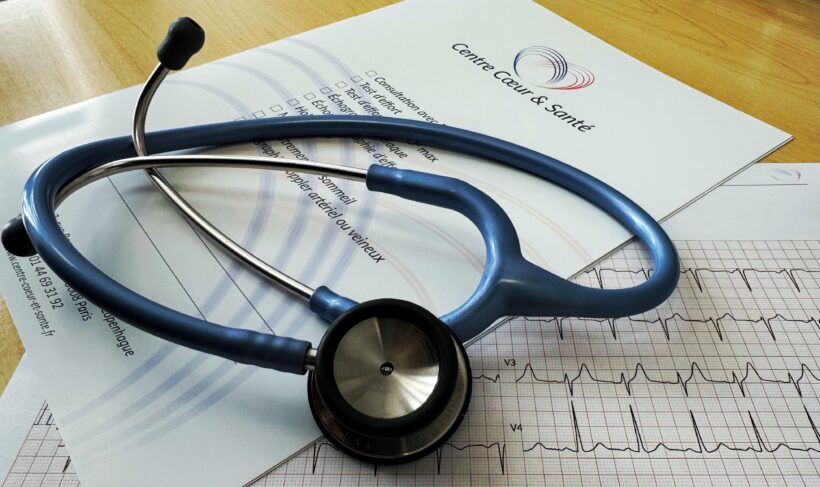 photo d'illustration, stéthoscope et pochette patient du Centre Coeur et Santé
